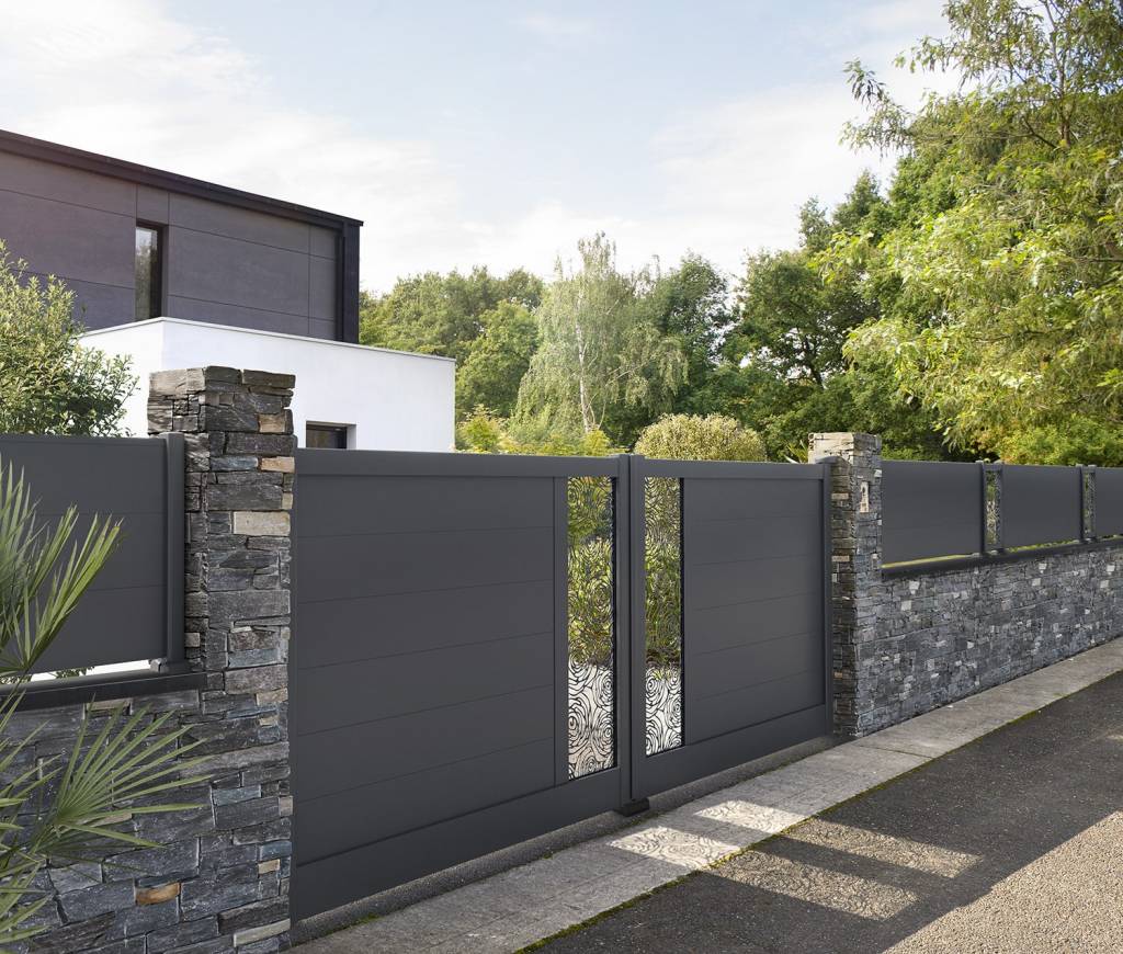ATLANTEM - Portail PIVOINE 2 ventaux ouvrants en aluminium gris 7016 - pose par EMF Fermetures Capbreton, Landes, Pays Basque - emf-fermetures.fr